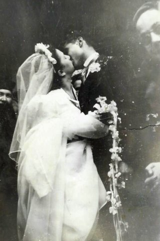 newlywedskissgeorgeandidaditarantogingerelli.jpg