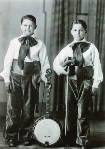 vincentbanjoandbrotherpeterviolinditarantochildmusicians.jpg